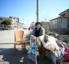 Depremde cep telefonunu almak için odaya dönünce yaralı kurtuldu