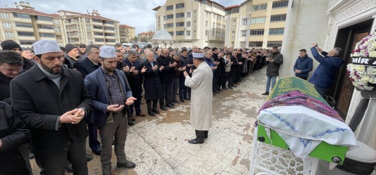 Depremde hayatını kaybeden hamile öğretmenin cenazesi Karabük'te toprağa verildi