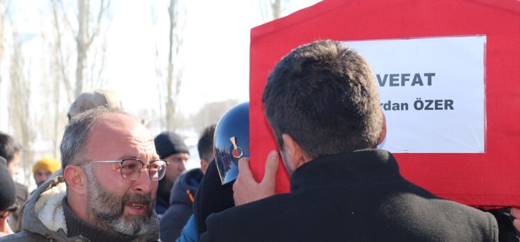 Depremde hayatını kaybeden uzman çavuş ve ailesinin cenazesi Erzurum'da defnedildi