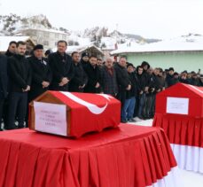 Depremde hayatını yitiren astsubay ile 1 yaşındaki oğlu Çankırı'da son yolculuğuna uğurlandı