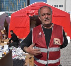 Depremzede ve gönüllü eczacılar meslek dayanışmasıyla ilaç hizmeti veriyor