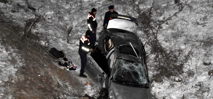 Depremzedelerin bulunduğu otomobilin şarampole devrildiği kazada 6 kişi yaralandı