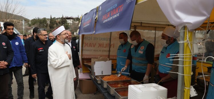 Diyanet İşleri Başkanı Erbaş, Gaziantep Nurdağı'nda konteyner kenti ziyaret etti