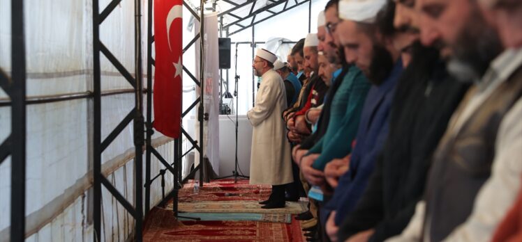 Diyanet İşleri Başkanı Erbaş, Hatay'da cuma namazı kıldırdı