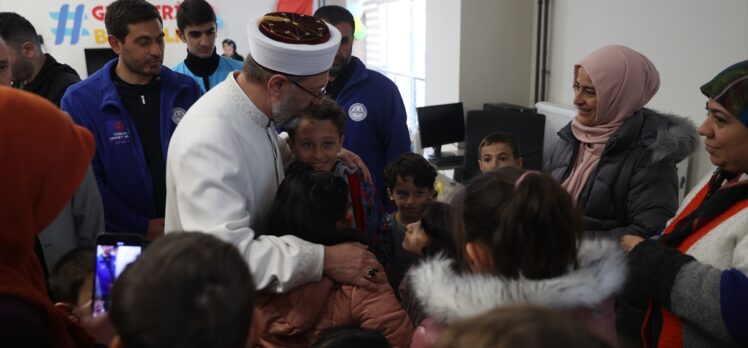 Diyanet İşleri Başkanı Erbaş, Malatya'da depremzedelerle bir araya geldi