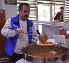 Diyarbakır ve Siirt'te depremzedelere günlük sıcak yemek ve kuru gıda desteği sağlanıyor