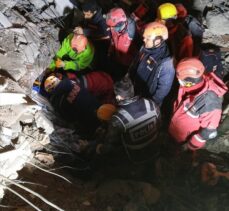 Diyarbakır'da yıkılan binanın enkazından 122 saat sonra bir kadın kurtarıldı