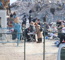 Enkaz döküm alanındaki eşyaların arasında depremde ölen yakınlarının hatıralarını arıyorlar