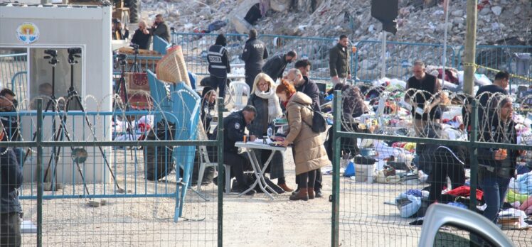 Enkaz döküm alanındaki eşyaların arasında depremde ölen yakınlarının hatıralarını arıyorlar