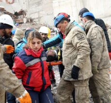 Enkazdan 104 saat sonra çıkarılan depremzede, kurtarma ekibindeki askerin elini öptü