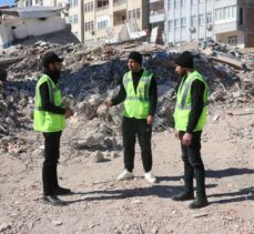 Eski aracıyla yardım ulaştırmaya çalışırken fotoğraflanan Azerbaycanlı Adıyaman'da