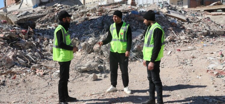 Eski aracıyla yardım ulaştırmaya çalışırken fotoğraflanan Azerbaycanlı Adıyaman'da