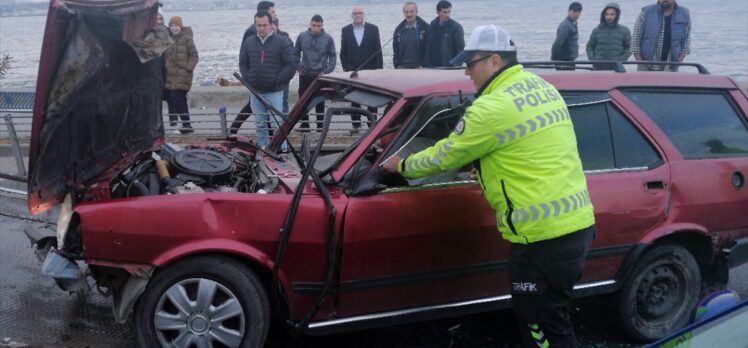 Fatih'te otomobille çarpışan aracın sürücüsü olay yerinden kaçtı