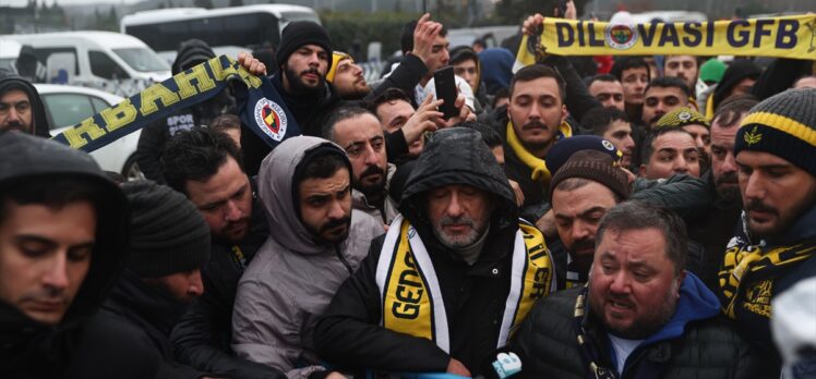 Fenerbahçe taraftarı, Riva'da TFF'yi protesto etti
