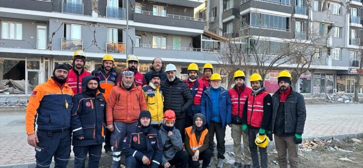 Gaziantep'te enkazdan çıkarılan kızın sesini ilk duyan AFAD gönüllüsü yaşadıklarını anlattı