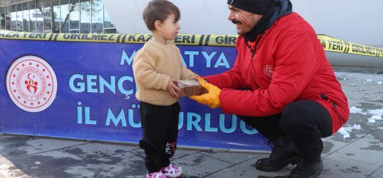 Gençlik ve Spor Bakanlığı 5000'e yakın gönüllü gençle depremzedelere yardım ediyor