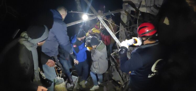 Hatay Belen'de enkazdan bir kişi sağ kurtarıldı