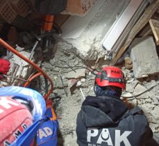 Hatay merkezli depremde yıkılan apartmanın enkazında kalan 3 kişiyi kurtarma çalışması sürüyor