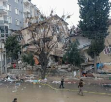 GÜNCELLEME 2 – Hatay merkezli depremde yıkılan apartmanın enkazından 3 kişinin cesetleri çıkarıldı