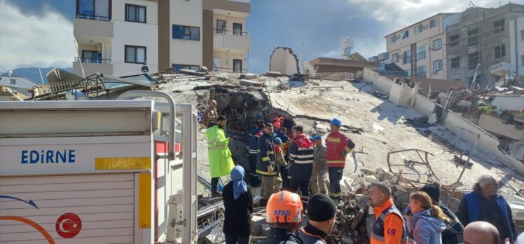 Hatay'da bir kişi Edirne AFAD ekiplerince 47 saat sonra deprem enkazından kurtarıldı