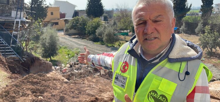 Hatay'da depremde üzerine mermer blok devrilen kümesten 2 tavuk canlı çıkarıldı