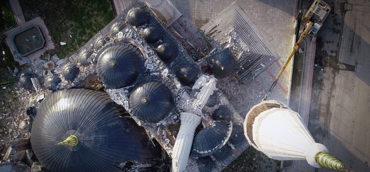 Hatay'da depremde zarar gören caminin minarelerinin kontrollü yıkımı görüntülendi