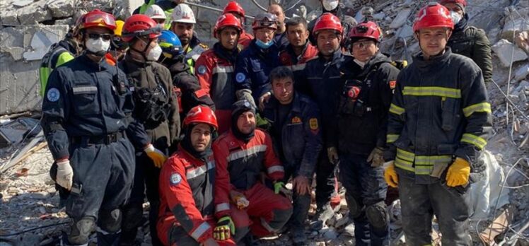 Hatay'da depremden 151 saat sonra bir kadın enkazdan kurtarıldı