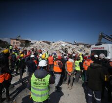 Hatay'da depremin 128. saatinde 13 yaşındaki çocuk, enkazdan sağ çıkarıldı