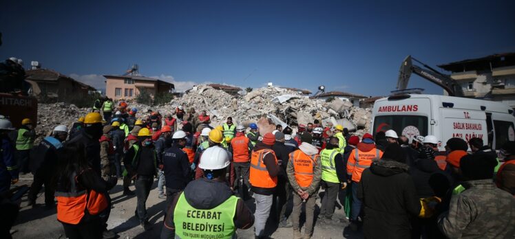 Hatay'da depremin 128. saatinde 13 yaşındaki çocuk, enkazdan sağ çıkarıldı