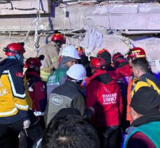 Hatay'da enkaz altında kalan baba ve 5 yaşındaki kızı 90. saatte kurtarıldı