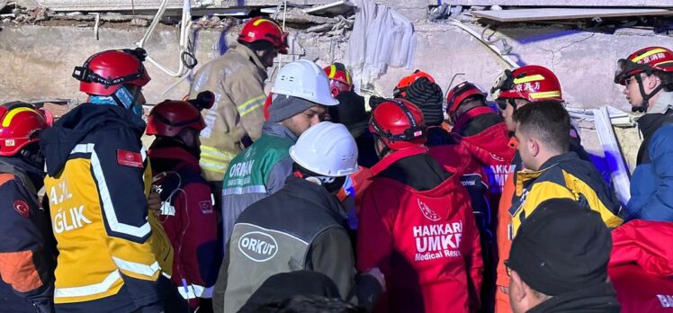 Hatay'da enkaz altında kalan baba ve 5 yaşındaki kızı 90. saatte kurtarıldı