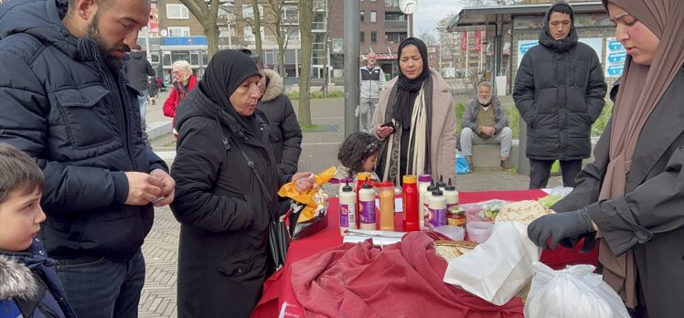 Hollanda'daki Türkler, sattıkları yemeklerin gelirini depremzedelere gönderiyor