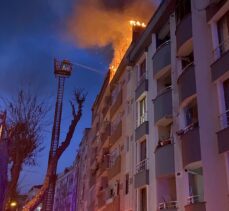 İstanbul'da 5 katlı apartmanın çatısında çıkan yangın söndürüldü