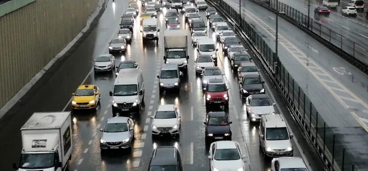 İstanbul'da trafik yoğunluğu yaşanıyor