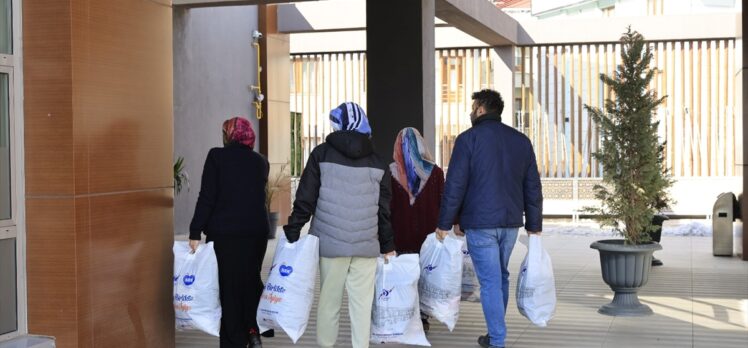 İstanbul'daki belediyelerin deprem bölgesine yardımları sürüyor