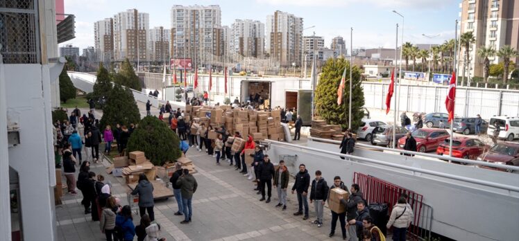 İzmir'de spor kulüpleri deprem bölgesi için yardım toplamayı sürdürüyor