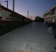 İzmir'den deprem bölgesine yardım malzemesi taşıyan tren yola çıktı