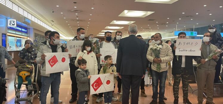 Japonya'da gurbetçiler, Türkiye'den dönen Japon arama kurtarma ekibini alkışlarla karşıladı