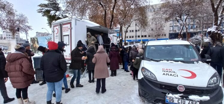 Malatya ve Şanlıurfa'da depremzedelere ikramlar sürüyor