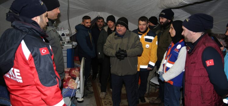 Kahramanmaraş'ta bir kadın depremden 105 saat sonra enkazdan sağ çıkarıldı