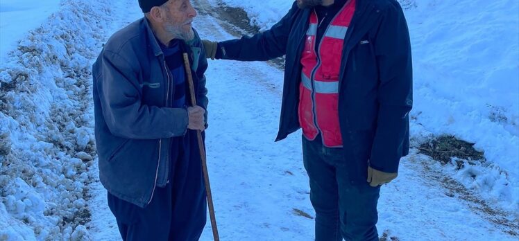 Kahramanmaraş'ta yolunu kaybeden yardım ekibine bölgedeki bir köpek rehberlik etti