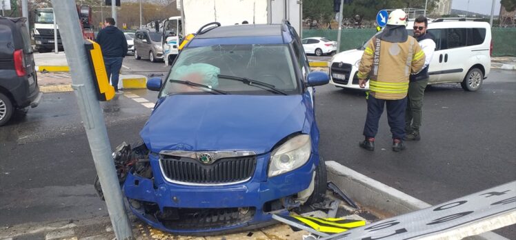 Kartal'da kamyonetle otomobilin çarpıştığı kazada 3 kişi yaralandı