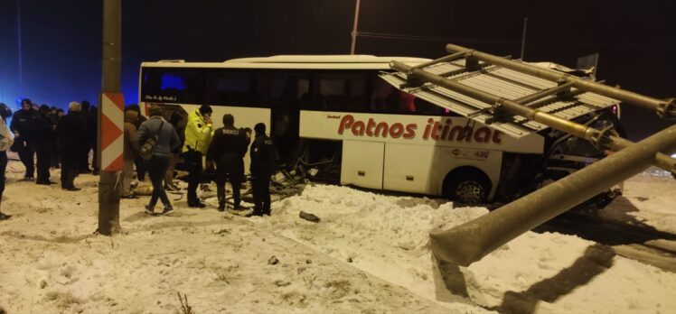 Konya'da yolcu otobüsünün bariyerlere çarptığı kazada 25 kişi yaralandı