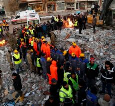 Malatya'da kedileriyle kurtarılan 2 kardeşin halası da enkazdan kurtarıldı