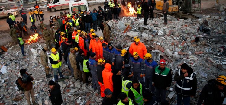 Malatya'da kedileriyle kurtarılan 2 kardeşin halası da enkazdan kurtarıldı