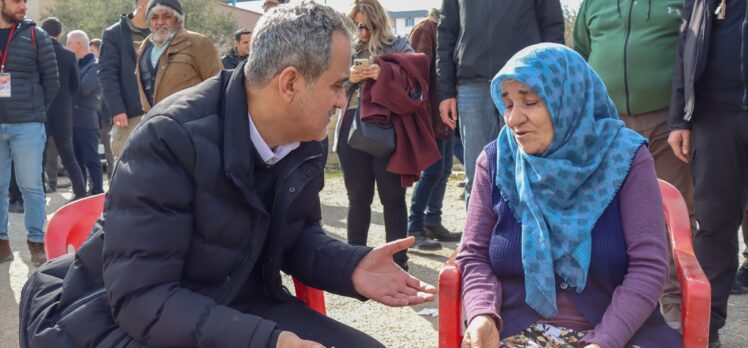 Milli Eğitim Bakanı Özer, İslahiye'de depremzede öğrencileri ziyaret etti