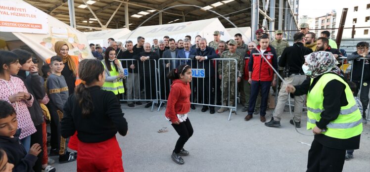 Milli Savunma Bakanı Akar depremden etkilenen Osmaniye'deki çalışmaları inceledi