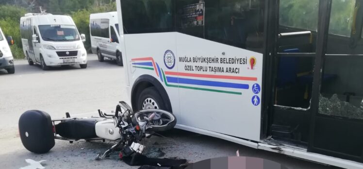 Muğla'da minibüs ile çarpışan motosikletin sürücüsü ağır yaralandı