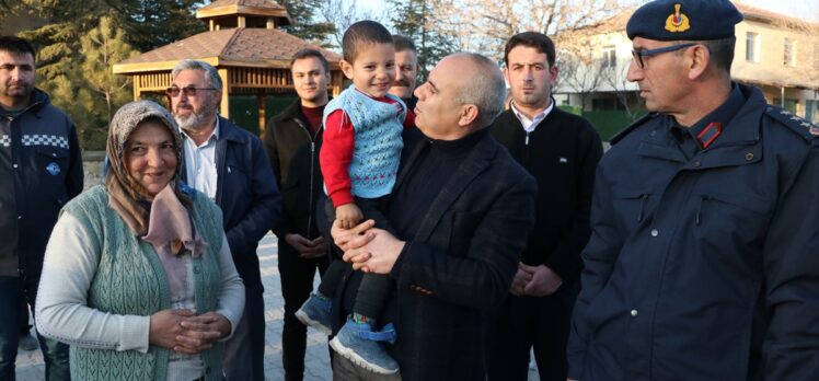 Niğde Valisi Koç, depremin merkez üssü Obruk köyünde incelemede bulundu: