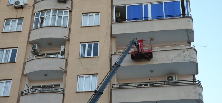 Osmaniye'de depremin 8'inci gününde hasar gören apartmanda mahsur kalan kedi kurtarıldı